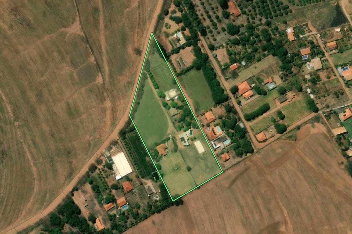 Imagem de satélite do imóvel rural em Monte Alto (SP), com o contorno declarado no CAR desenhado por cima.