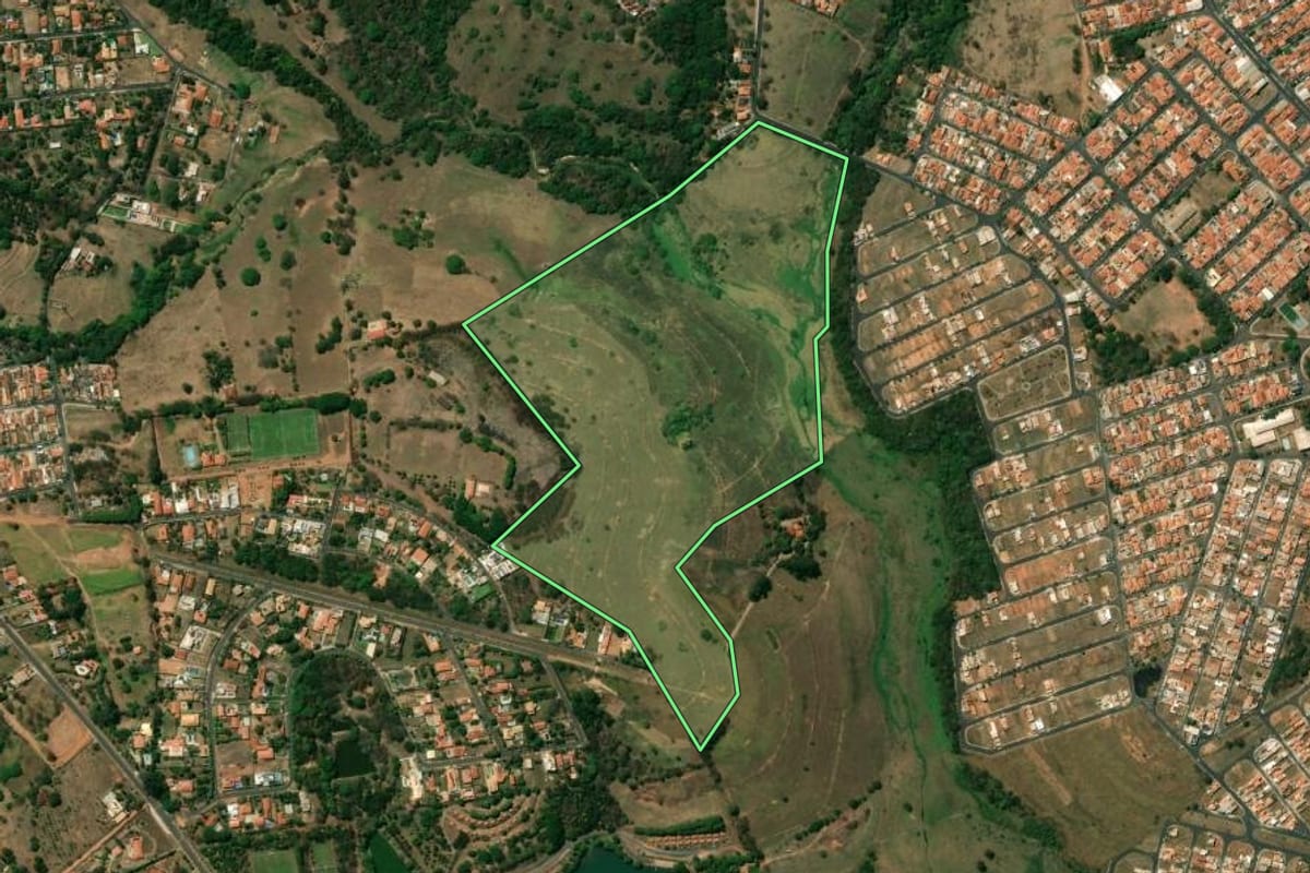 Imagem de satélite do imóvel rural em Monte Alto (SP), com o contorno declarado no CAR desenhado por cima.