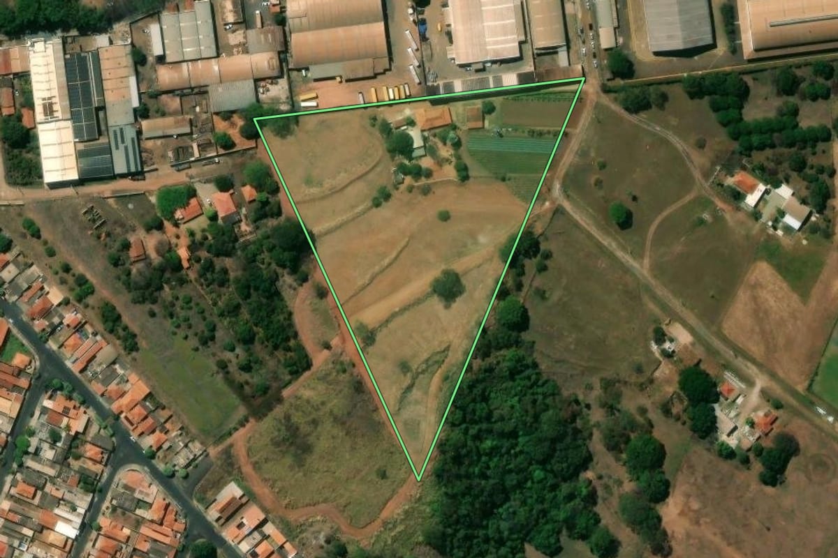 Imagem de satélite do imóvel rural em Monte Alto (SP), com o contorno declarado no CAR desenhado por cima.