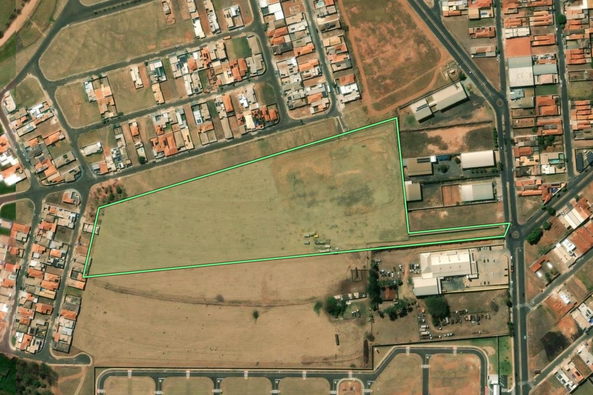 Imagem de satélite do imóvel rural em Monte Alto (SP), com o contorno declarado no CAR desenhado por cima.