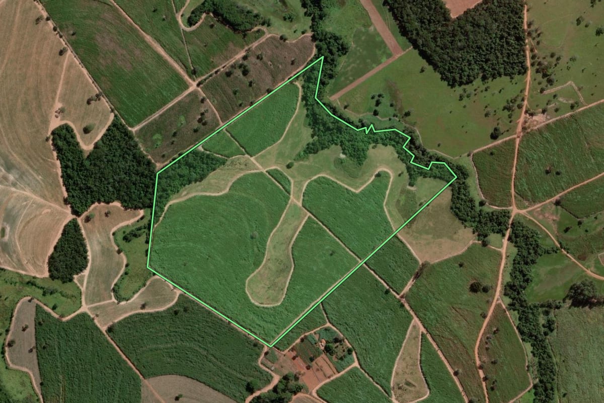 Imagem de satélite do imóvel rural em Monte Aprazível (SP), com o contorno declarado no CAR desenhado por cima.