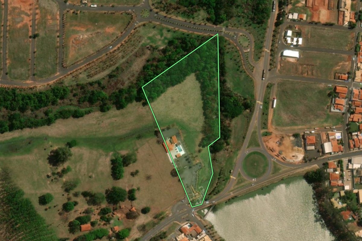 Imagem de satélite do imóvel rural em Monte Aprazível (SP), com o contorno declarado no CAR desenhado por cima.