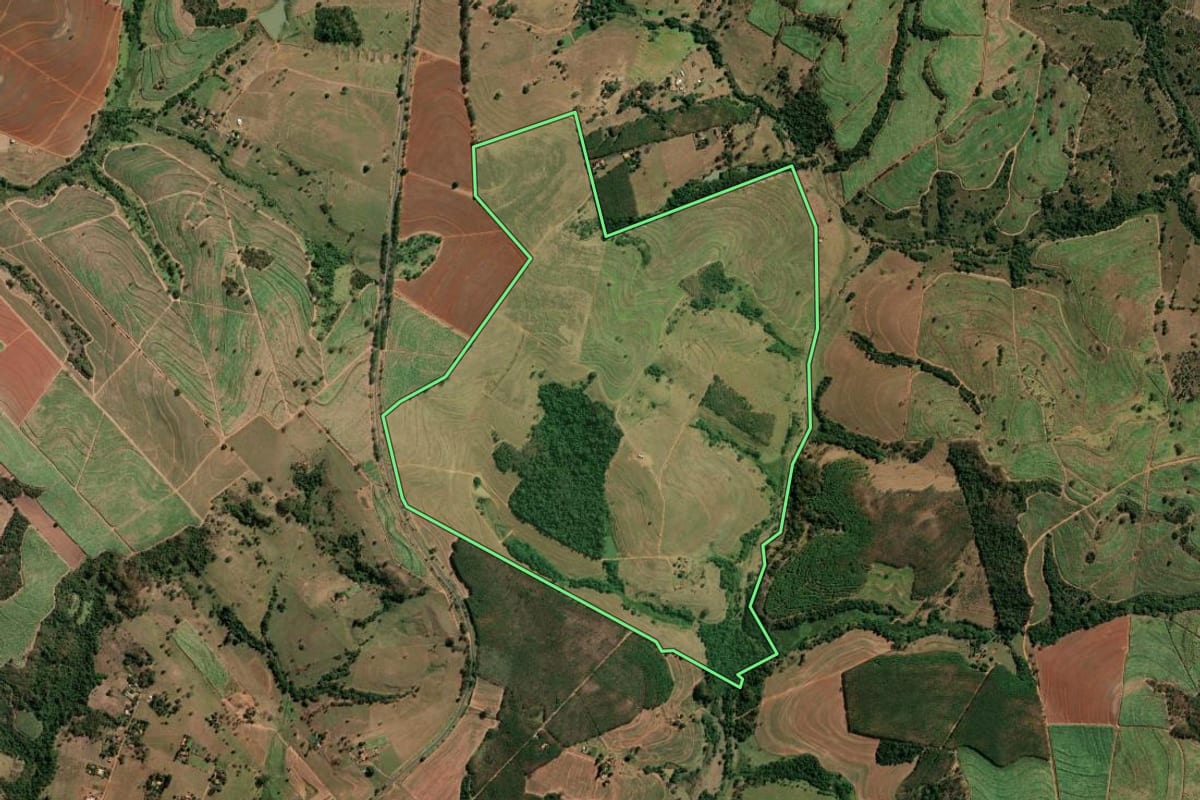 Imagem de satélite do imóvel rural em Monte Aprazível (SP), com o contorno declarado no CAR desenhado por cima.