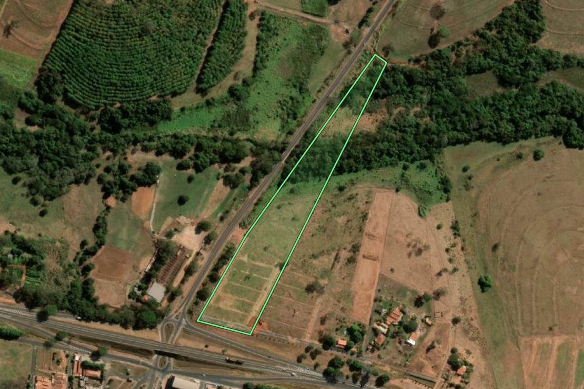 Imagem de satélite do imóvel rural em Monte Aprazível (SP), com o contorno declarado no CAR desenhado por cima.