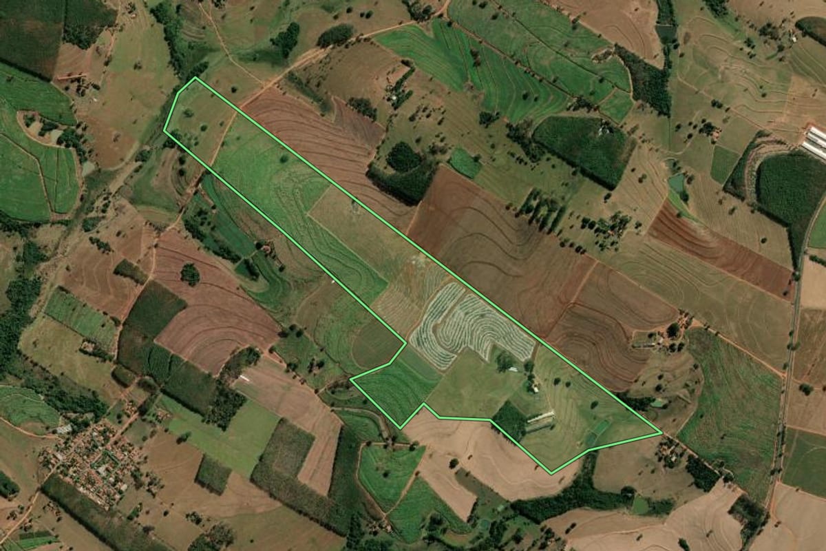Imagem de satélite do imóvel rural em Monte Aprazível (SP), com o contorno declarado no CAR desenhado por cima.