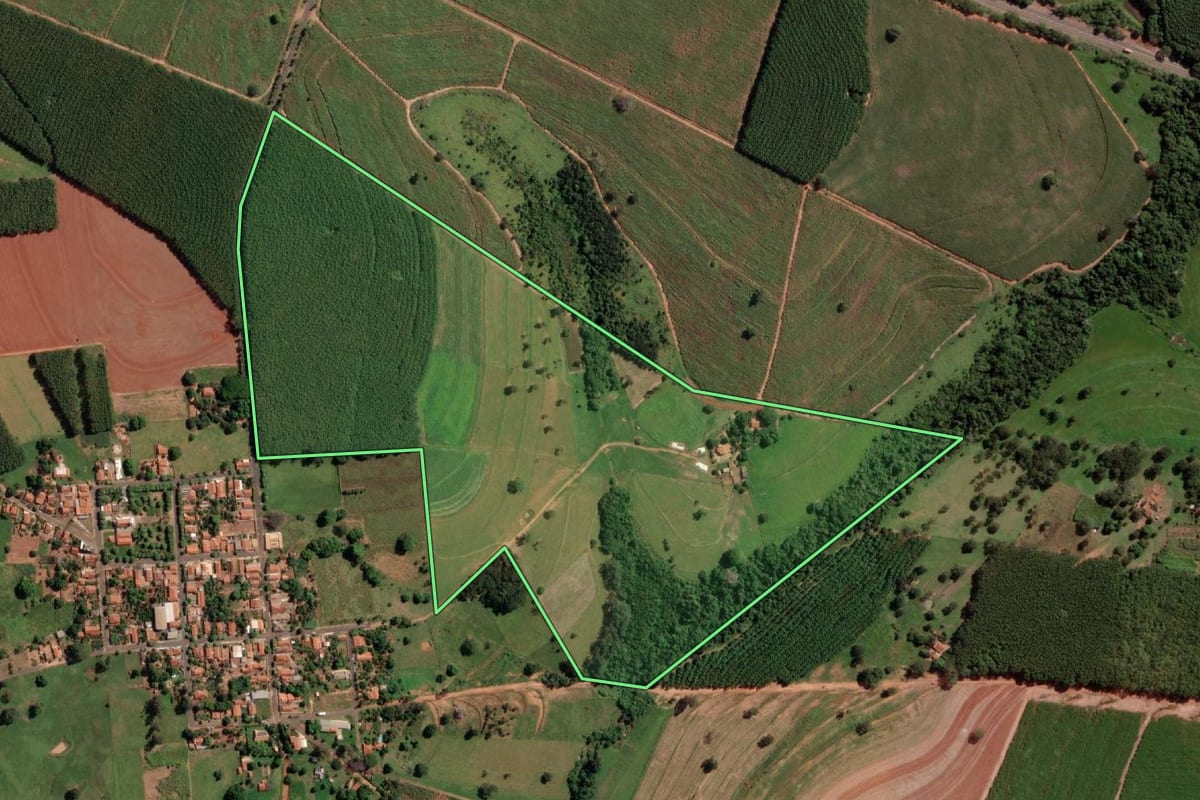 Imagem de satélite do imóvel rural em Monte Aprazível (SP), com o contorno declarado no CAR desenhado por cima.