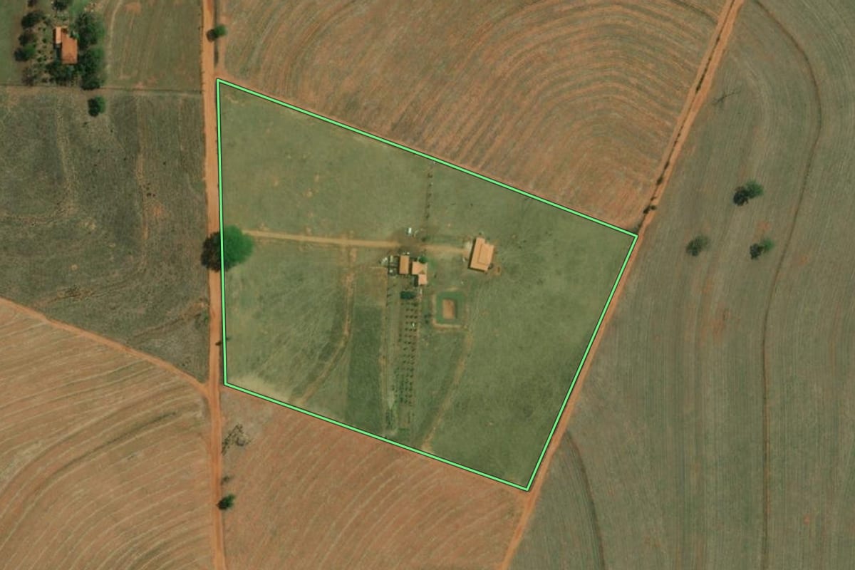 Imagem de satélite do imóvel rural em Poloni (SP), com o contorno declarado no CAR desenhado por cima.