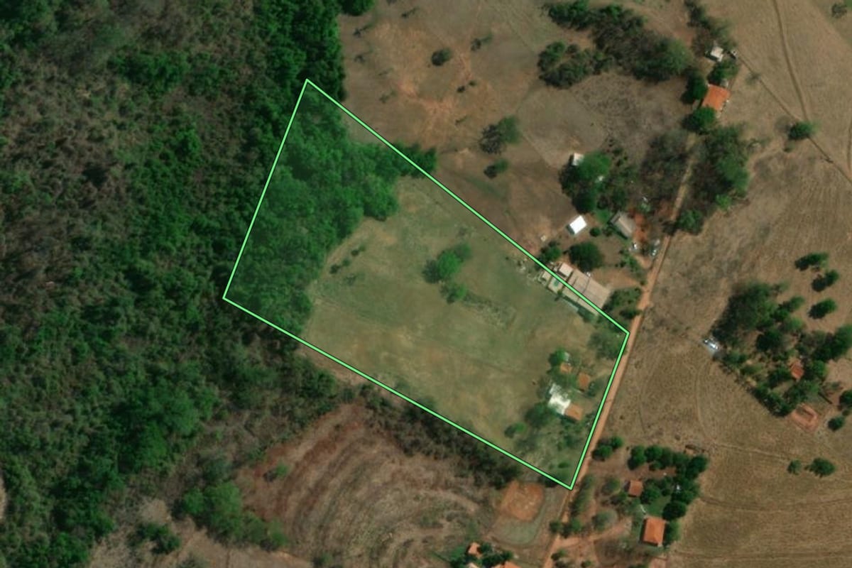 Imagem de satélite do imóvel rural em Monte Aprazível (SP), com o contorno declarado no CAR desenhado por cima.