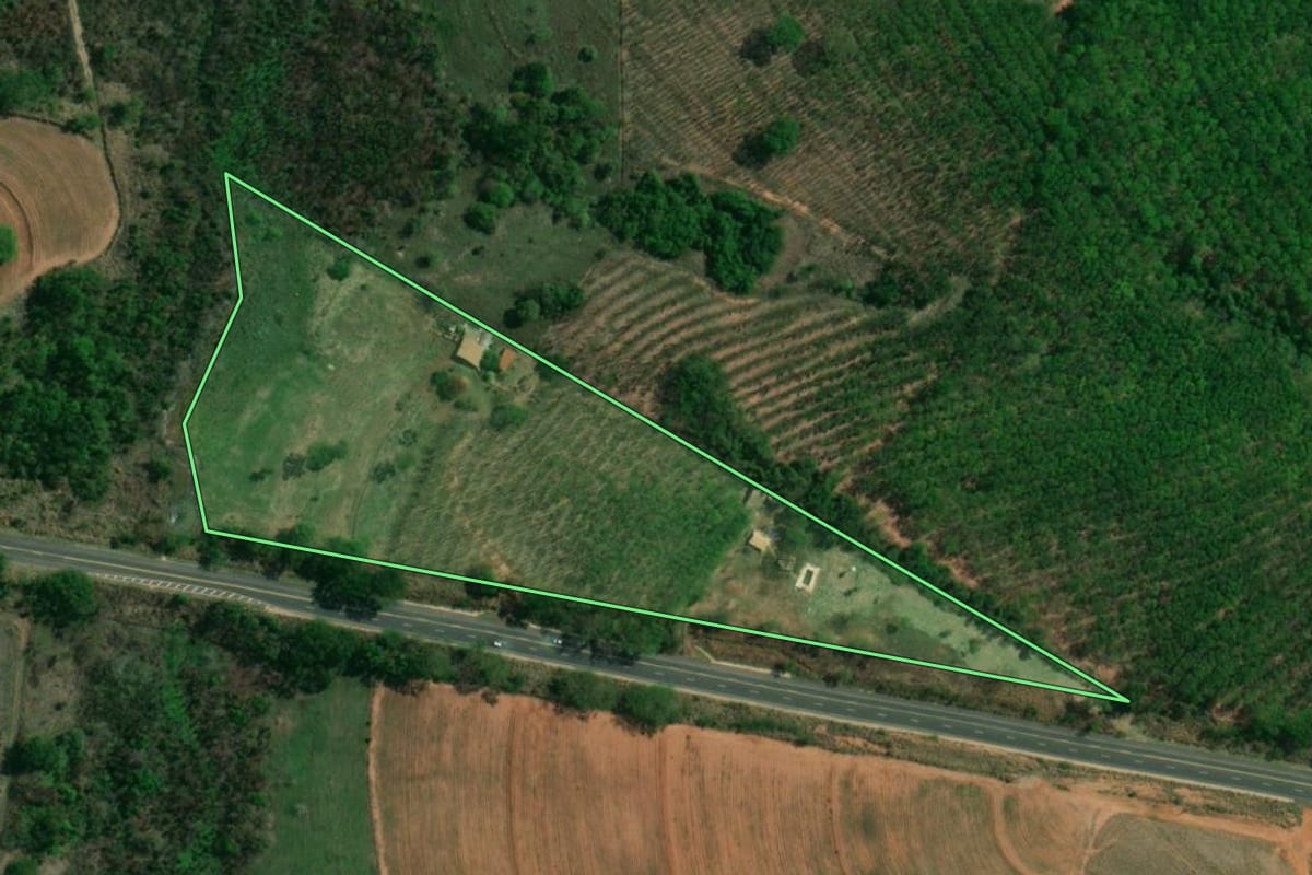 Imagem de satélite do imóvel rural em Monte Aprazível (SP), com o contorno declarado no CAR desenhado por cima.