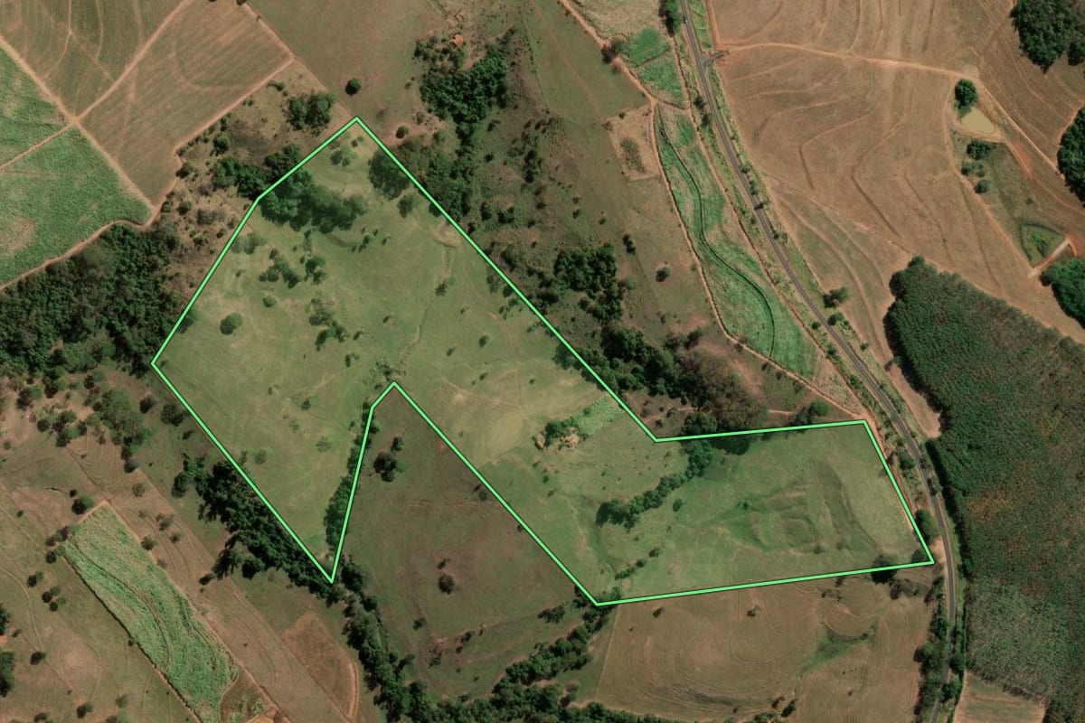 Imagem de satélite do imóvel rural em Monte Aprazível (SP), com o contorno declarado no CAR desenhado por cima.