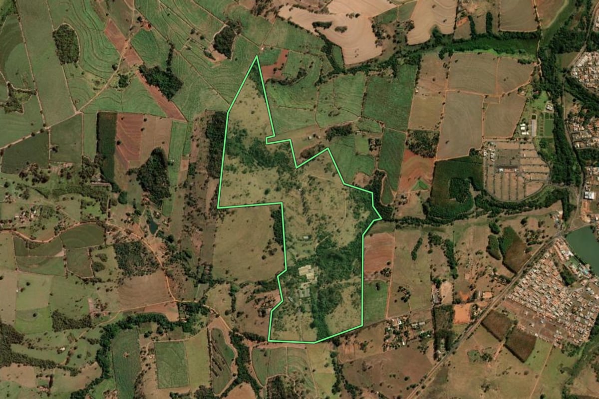 Imagem de satélite do imóvel rural em Monte Aprazível (SP), com o contorno declarado no CAR desenhado por cima.