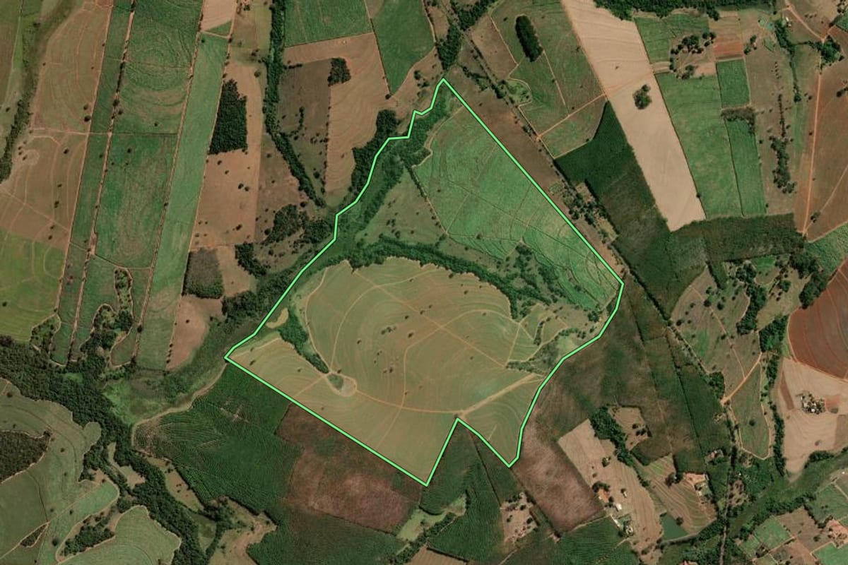 Imagem de satélite do imóvel rural em Monte Aprazível (SP), com o contorno declarado no CAR desenhado por cima.
