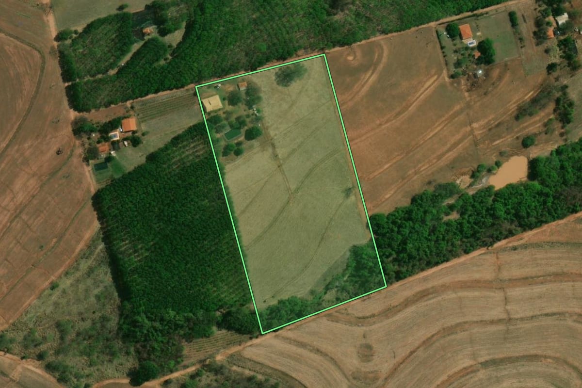Imagem de satélite do imóvel rural em Monte Aprazível (SP), com o contorno declarado no CAR desenhado por cima.