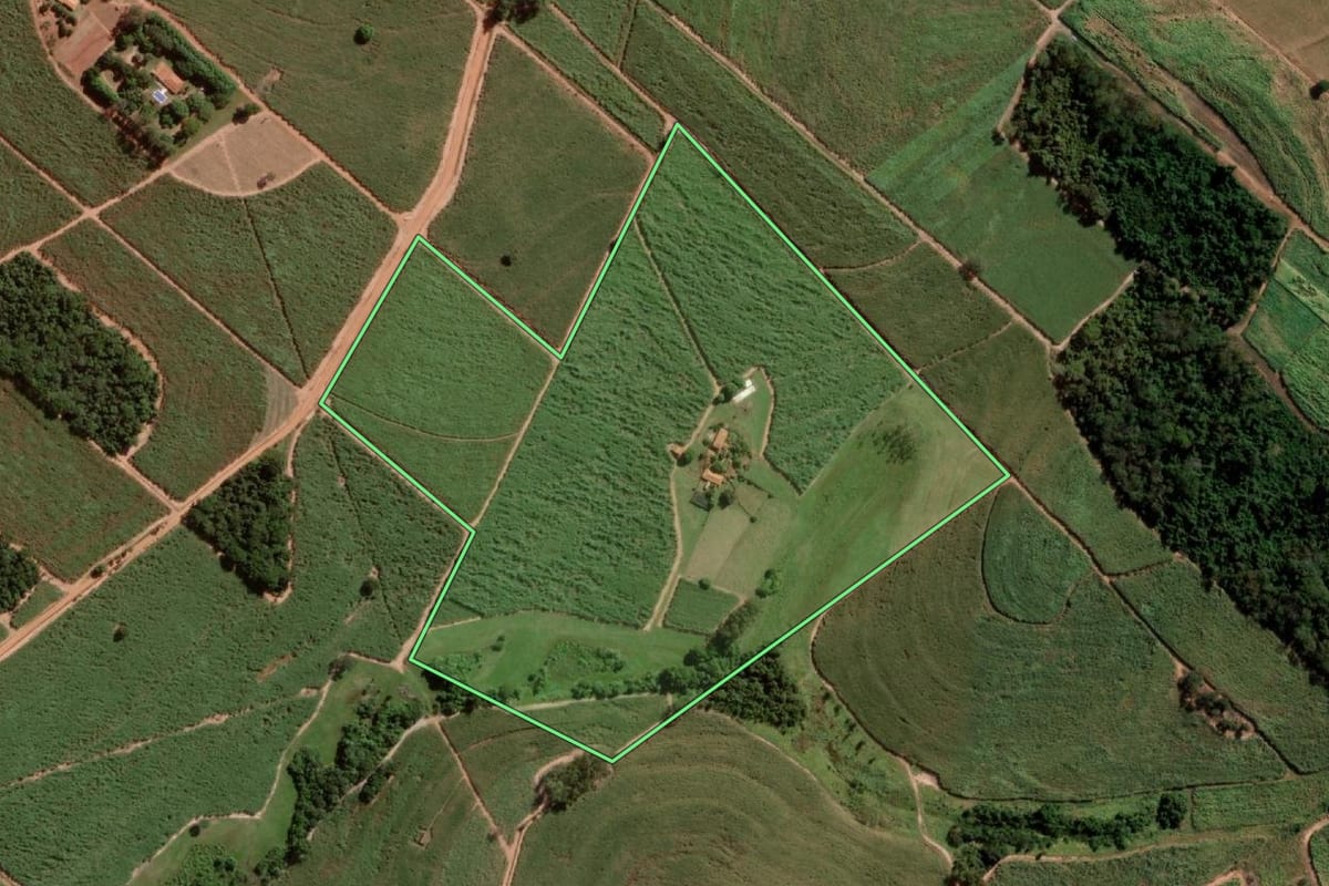 Imagem de satélite do imóvel rural em Monte Aprazível (SP), com o contorno declarado no CAR desenhado por cima.
