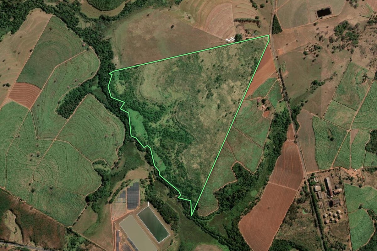 Imagem de satélite do imóvel rural em Monte Aprazível (SP), com o contorno declarado no CAR desenhado por cima.
