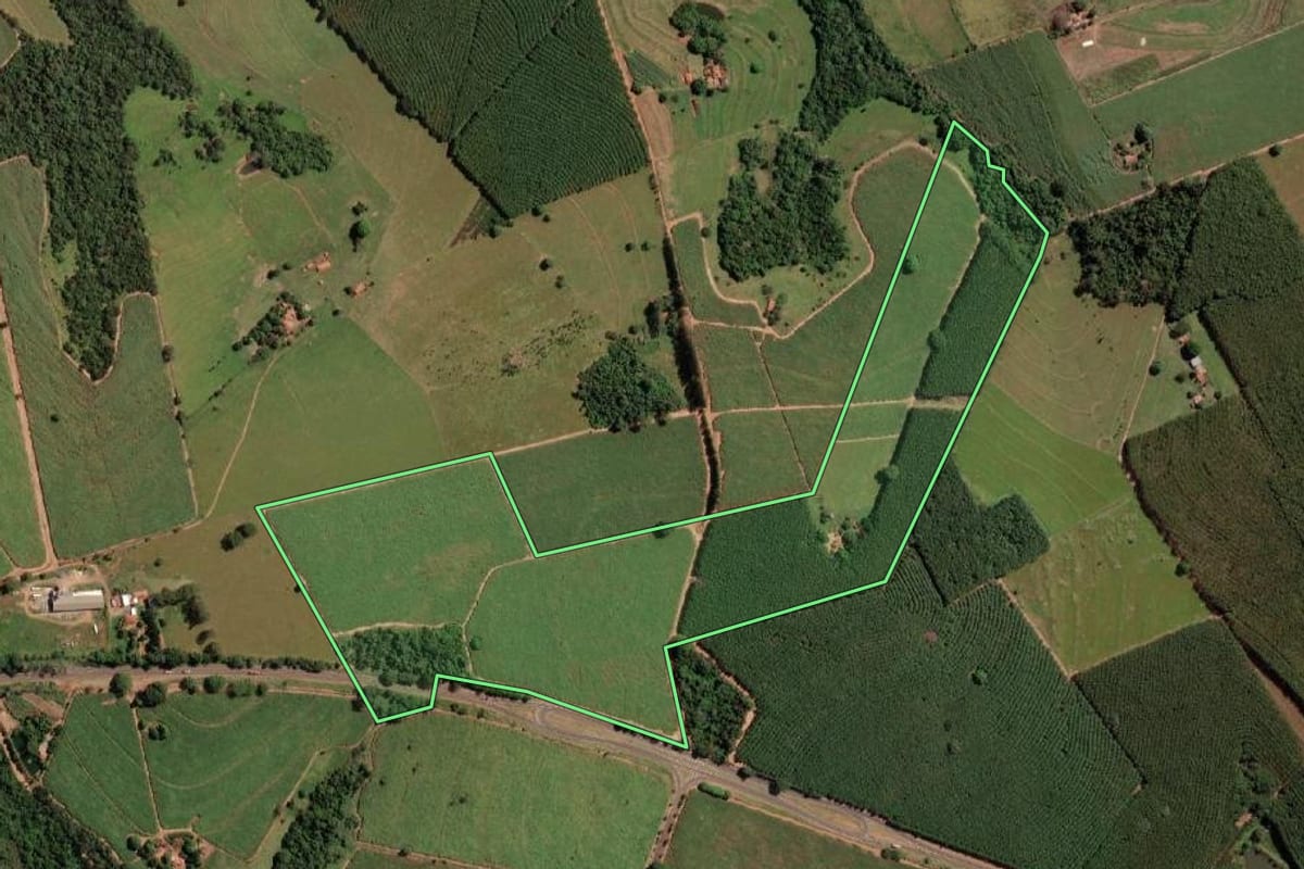 Imagem de satélite do imóvel rural em Monte Aprazível (SP), com o contorno declarado no CAR desenhado por cima.