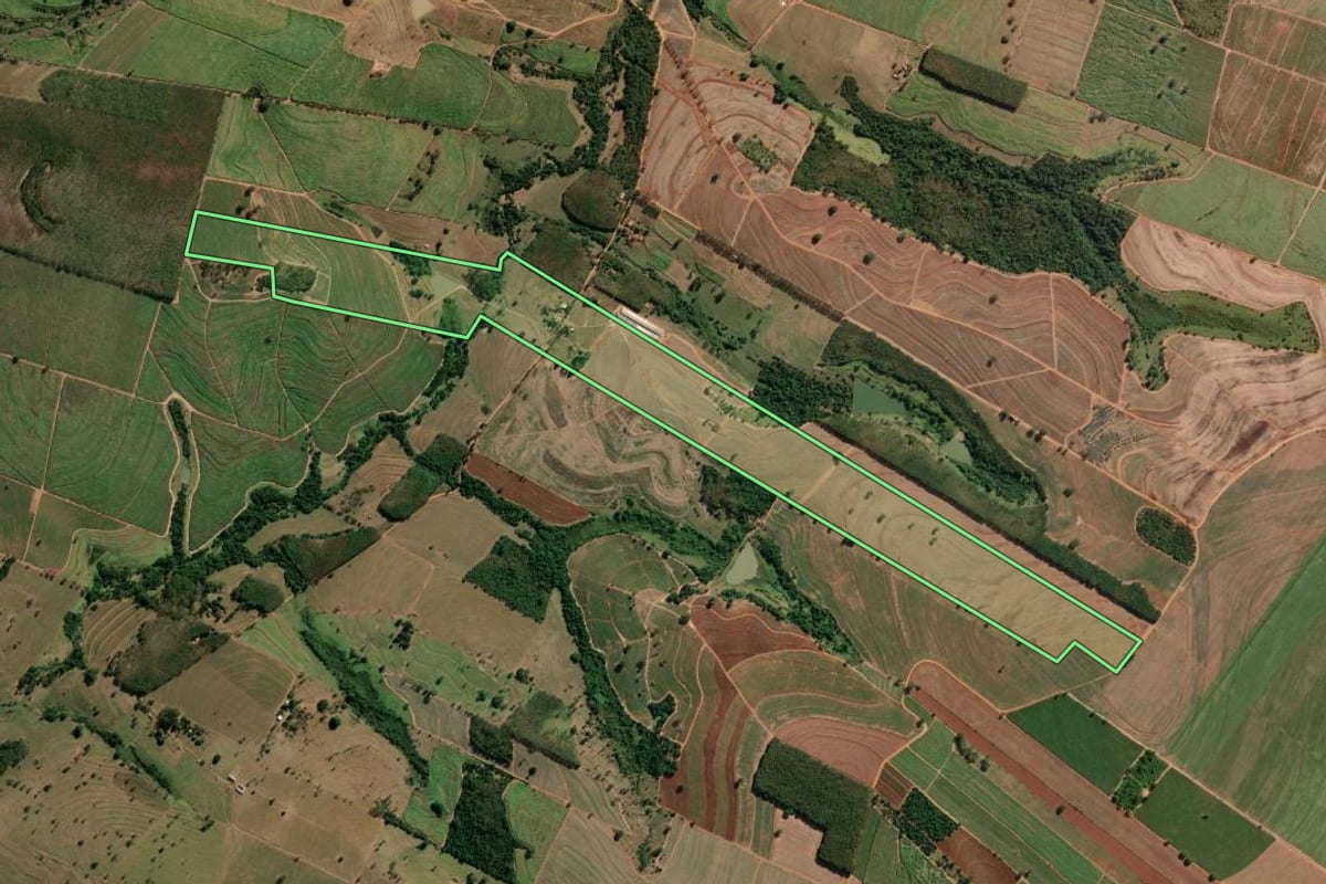 Imagem de satélite do imóvel rural em Monte Aprazível (SP), com o contorno declarado no CAR desenhado por cima.