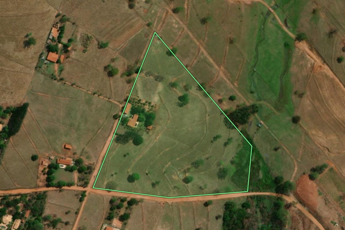 Imagem de satélite do imóvel rural em Monte Aprazível (SP), com o contorno declarado no CAR desenhado por cima.