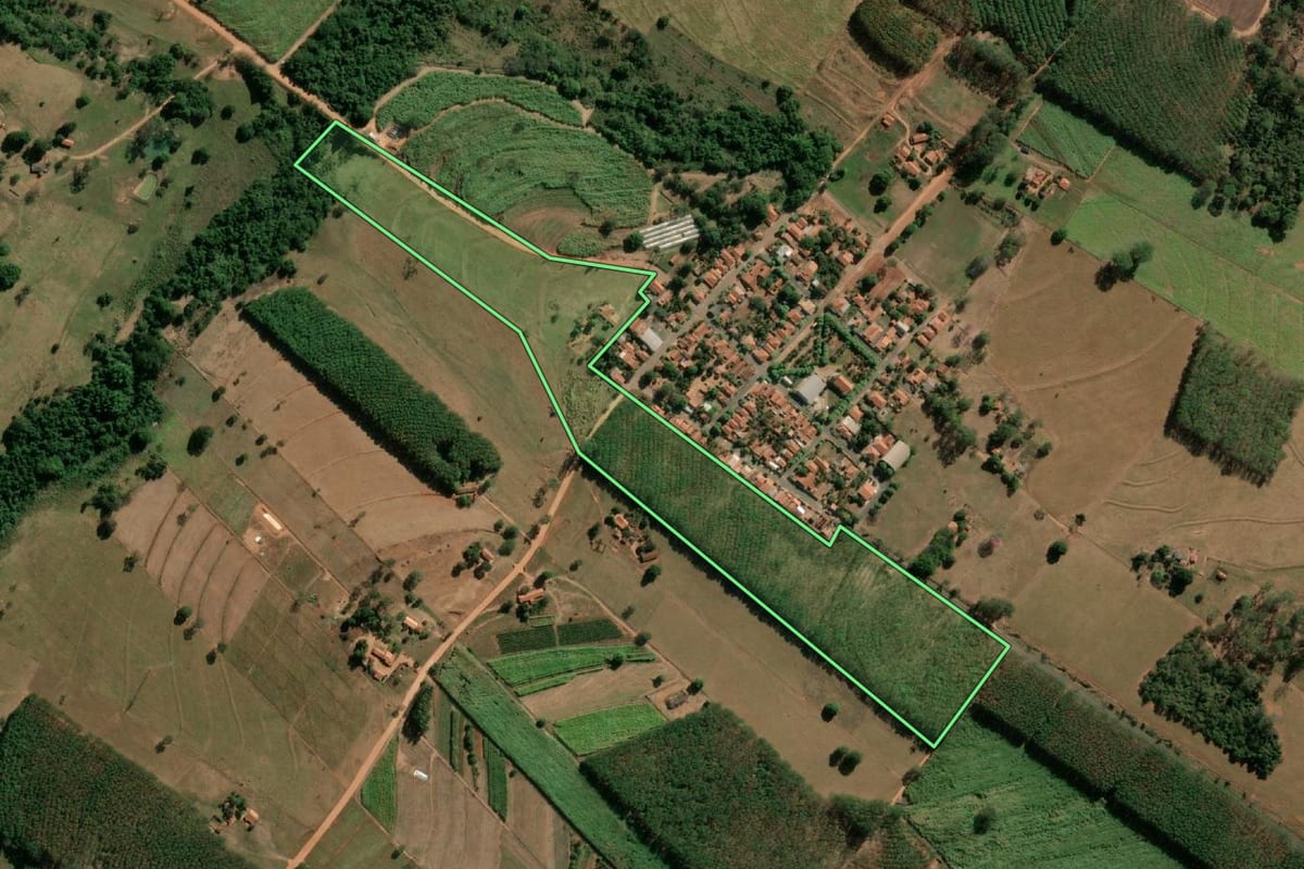 Imagem de satélite do imóvel rural em Monte Aprazível (SP), com o contorno declarado no CAR desenhado por cima.