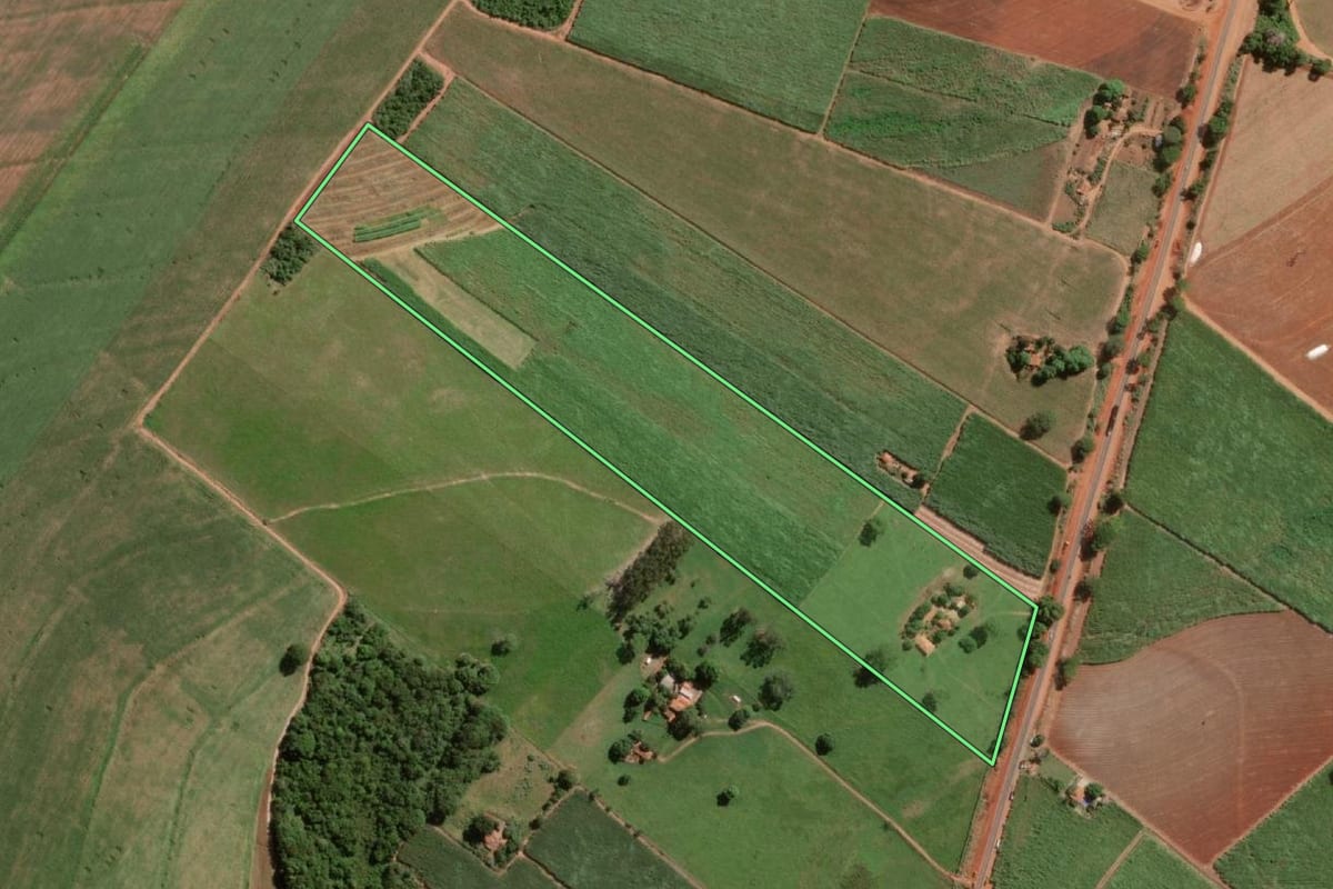 Imagem de satélite do imóvel rural em Monte Aprazível (SP), com o contorno declarado no CAR desenhado por cima.