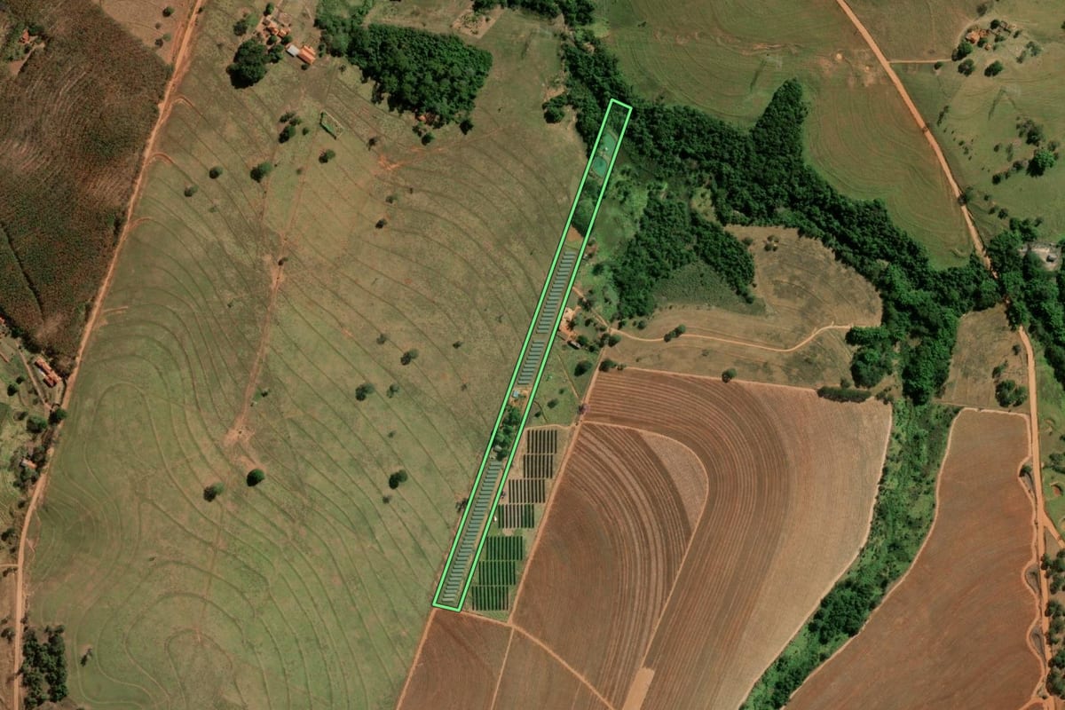 Imagem de satélite do imóvel rural em Monte Aprazível (SP), com o contorno declarado no CAR desenhado por cima.