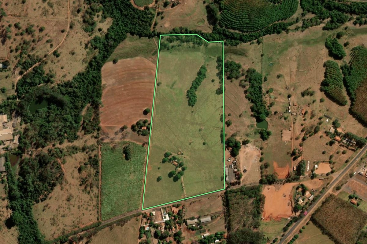 Imagem de satélite do imóvel rural em Monte Aprazível (SP), com o contorno declarado no CAR desenhado por cima.