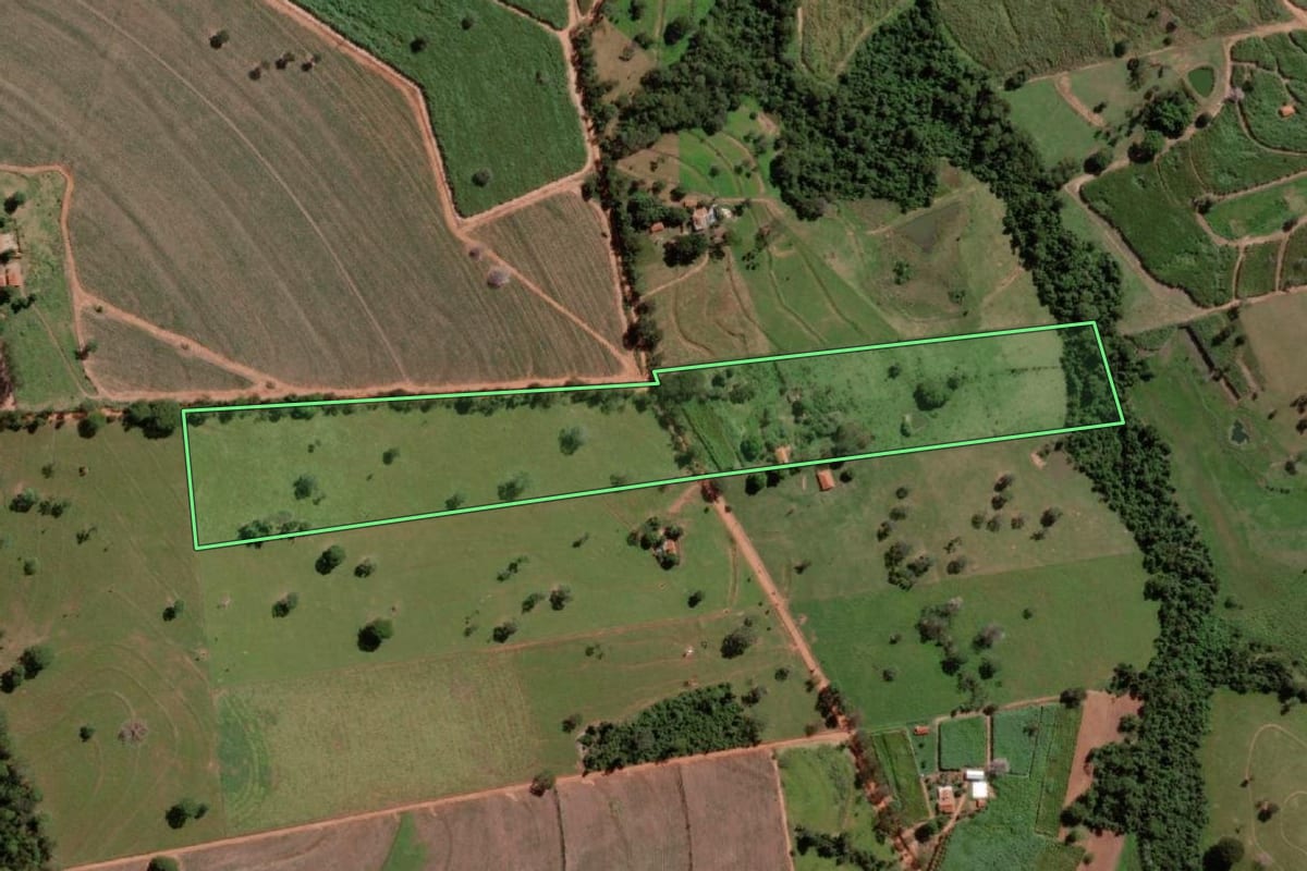 Imagem de satélite do imóvel rural em Monte Aprazível (SP), com o contorno declarado no CAR desenhado por cima.