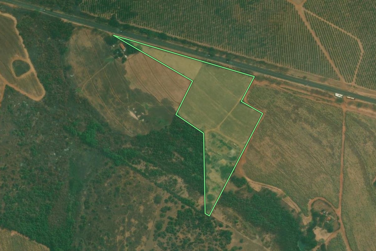Imagem de satélite do imóvel rural em Monte Azul Paulista (SP), com o contorno declarado no CAR desenhado por cima.