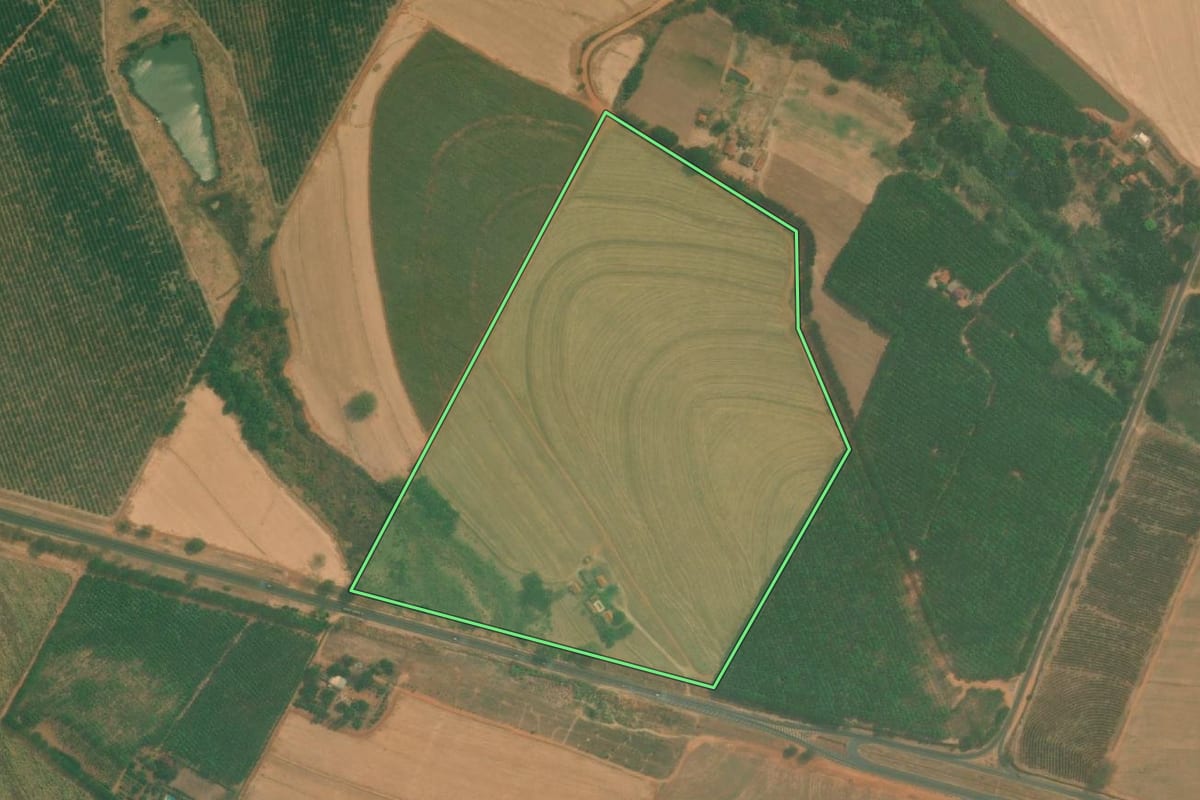 Imagem de satélite do imóvel rural em Monte Azul Paulista (SP), com o contorno declarado no CAR desenhado por cima.