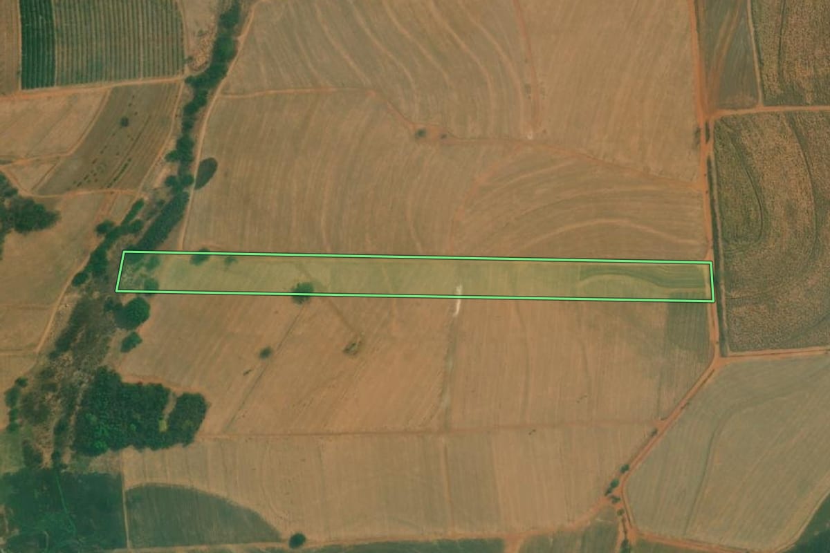 Imagem de satélite do imóvel rural em Monte Azul Paulista (SP), com o contorno declarado no CAR desenhado por cima.