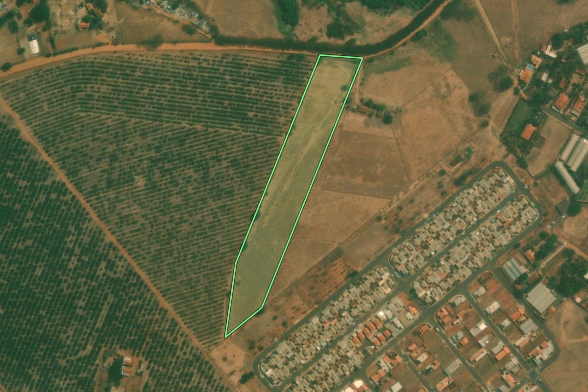 Imagem de satélite do imóvel rural em Monte Azul Paulista (SP), com o contorno declarado no CAR desenhado por cima.