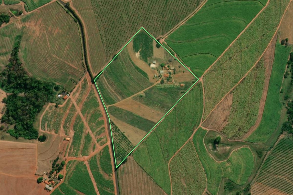 Imagem de satélite do imóvel rural em Monte Azul Paulista (SP), com o contorno declarado no CAR desenhado por cima.