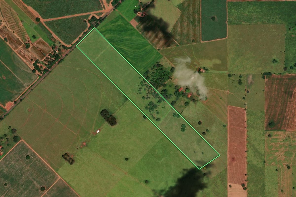 Imagem de satélite do imóvel rural em Monte Castelo (SP), com o contorno declarado no CAR desenhado por cima.
