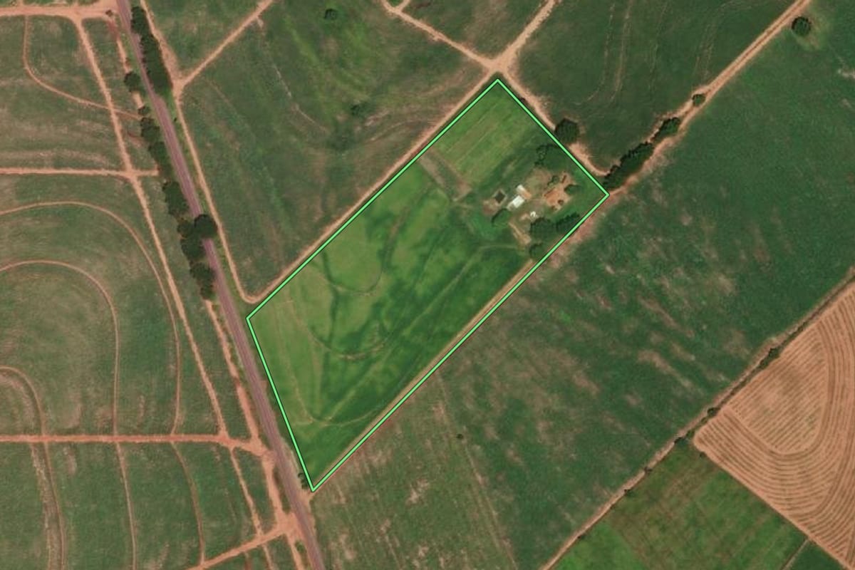 Imagem de satélite do imóvel rural em Monte Castelo (SP), com o contorno declarado no CAR desenhado por cima.