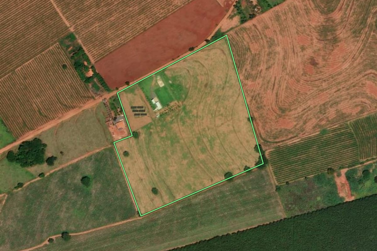 Imagem de satélite do imóvel rural em Monte Castelo (SP), com o contorno declarado no CAR desenhado por cima.