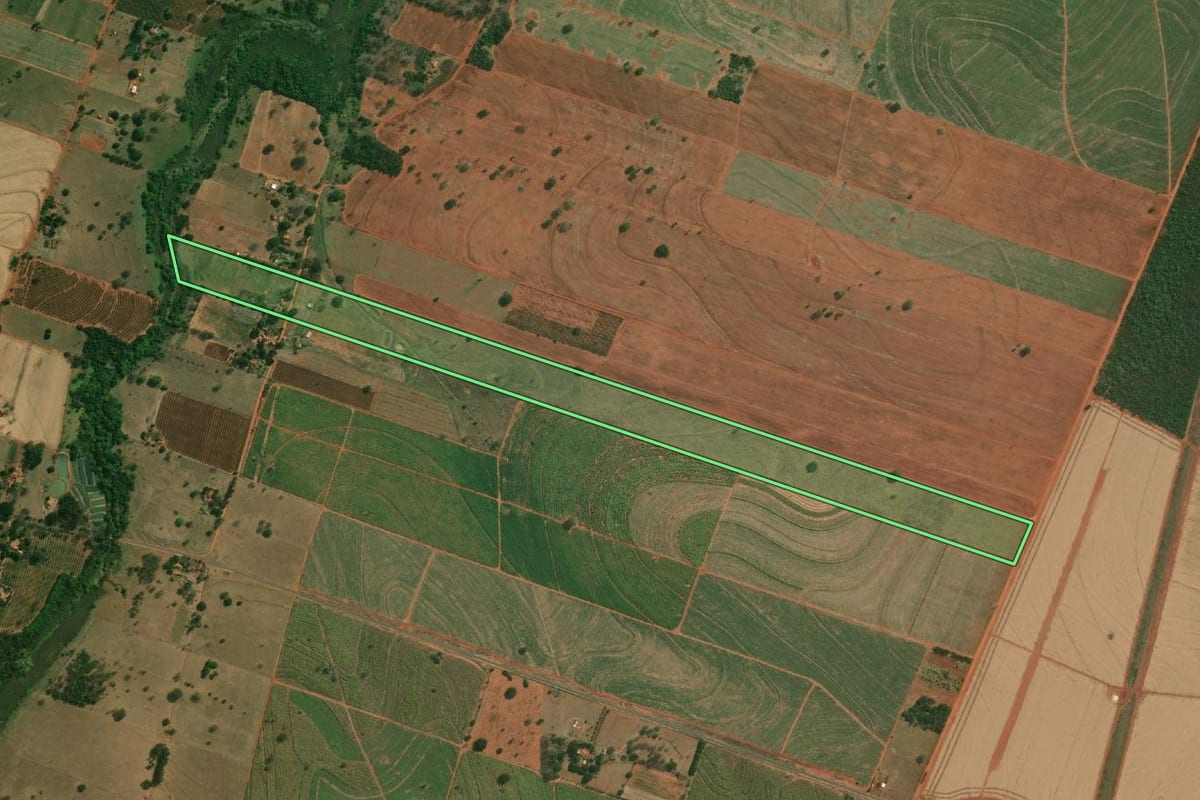 Imagem de satélite do imóvel rural em Monte Castelo (SP), com o contorno declarado no CAR desenhado por cima.