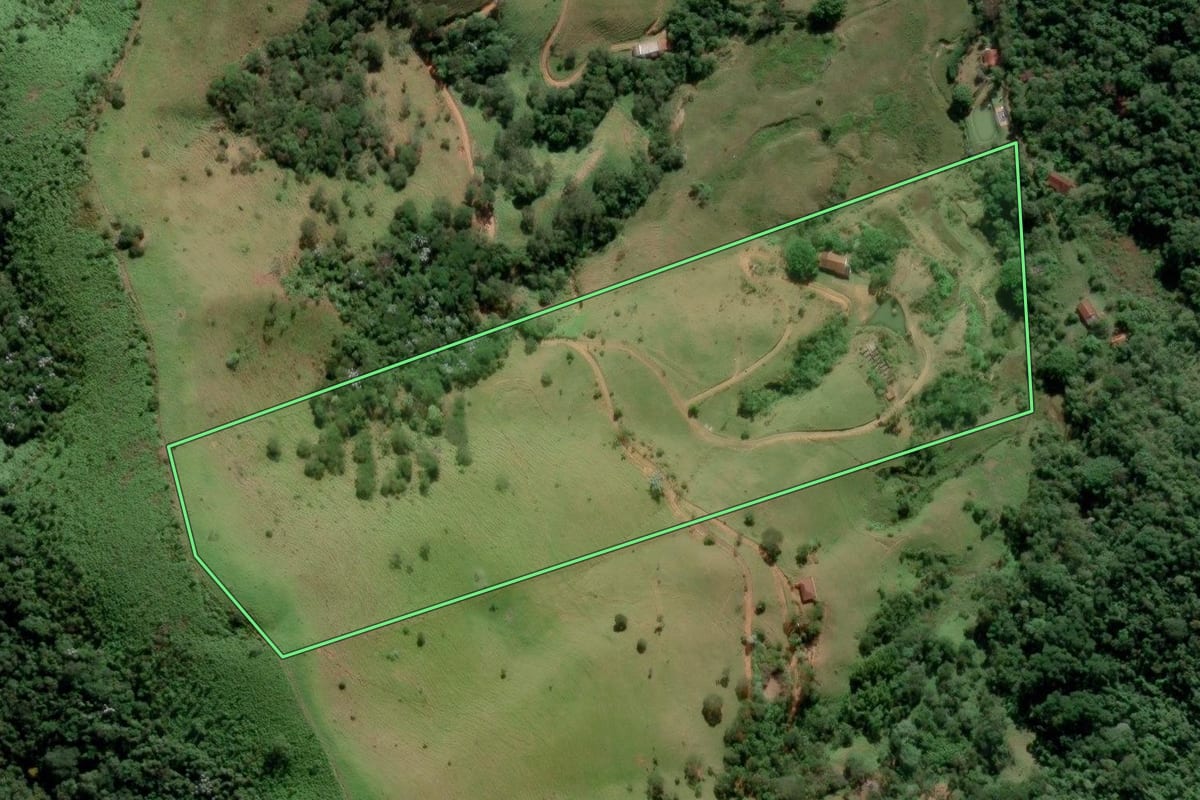 Imagem de satélite do imóvel rural em Monteiro Lobato (SP), com o contorno declarado no CAR desenhado por cima.