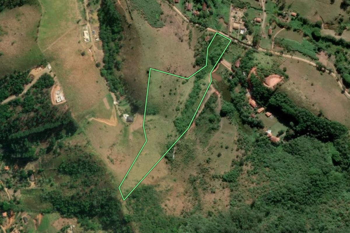 Imagem de satélite do imóvel rural em Monteiro Lobato (SP), com o contorno declarado no CAR desenhado por cima.