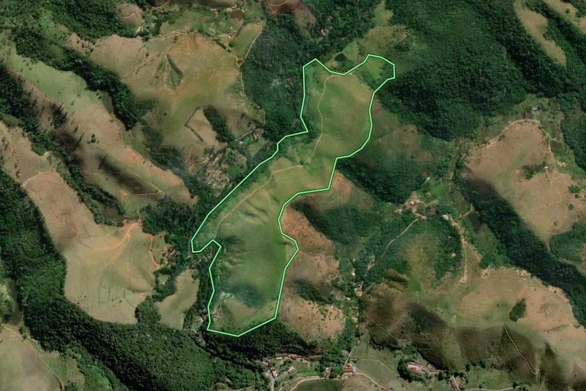 Imagem de satélite do imóvel rural em Monteiro Lobato (SP), com o contorno declarado no CAR desenhado por cima.