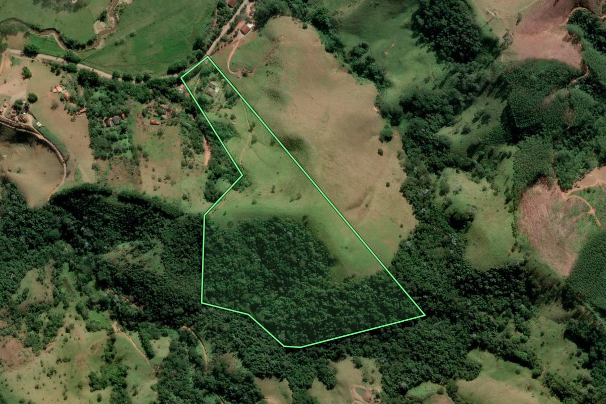 Imagem de satélite do imóvel rural em Monteiro Lobato (SP), com o contorno declarado no CAR desenhado por cima.