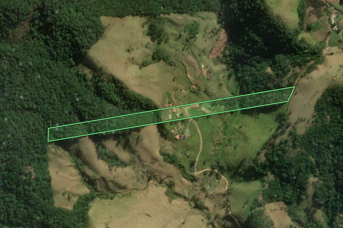 Imagem de satélite do imóvel rural em Monteiro Lobato (SP), com o contorno declarado no CAR desenhado por cima.