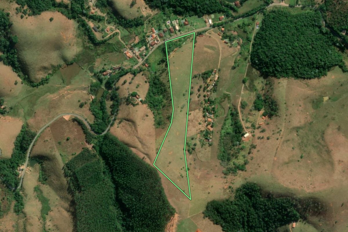 Imagem de satélite do imóvel rural em Monteiro Lobato (SP), com o contorno declarado no CAR desenhado por cima.