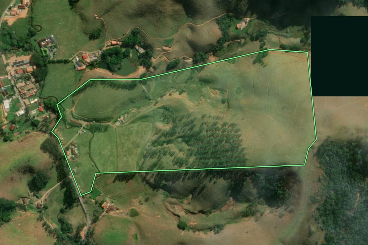 Imagem de satélite do imóvel rural em Monteiro Lobato (SP), com o contorno declarado no CAR desenhado por cima.
