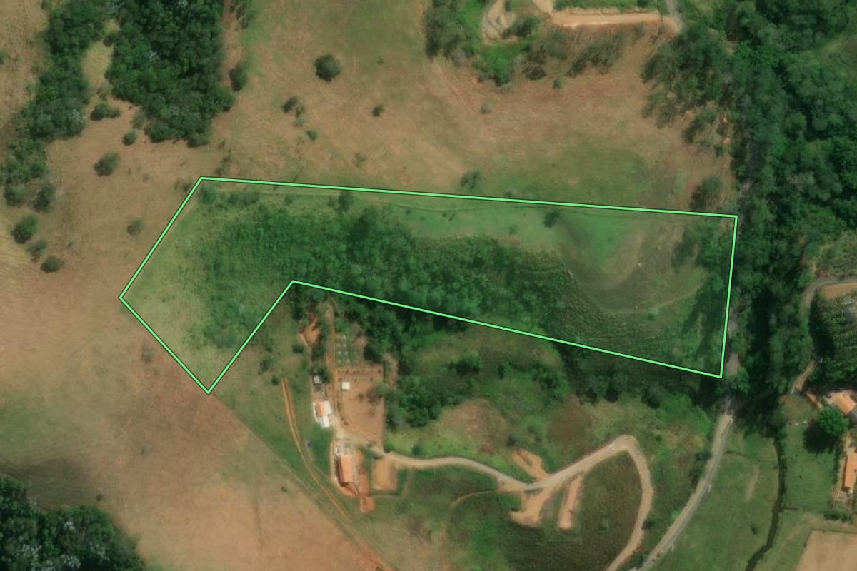 Imagem de satélite do imóvel rural em Monteiro Lobato (SP), com o contorno declarado no CAR desenhado por cima.