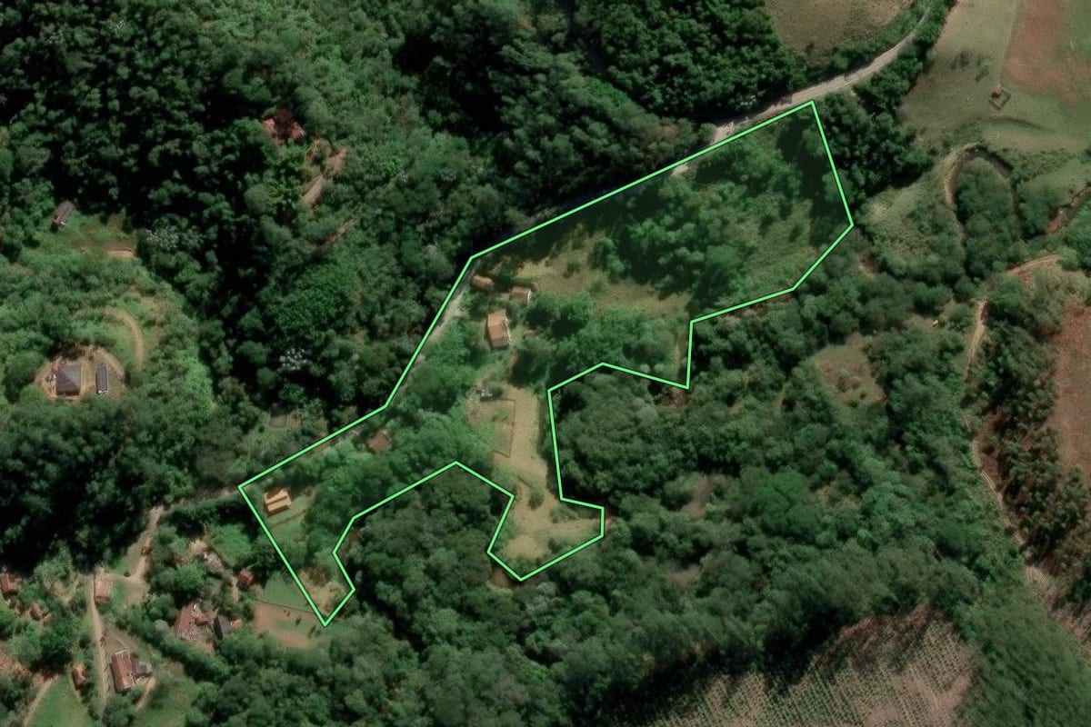 Imagem de satélite do imóvel rural em Monteiro Lobato (SP), com o contorno declarado no CAR desenhado por cima.