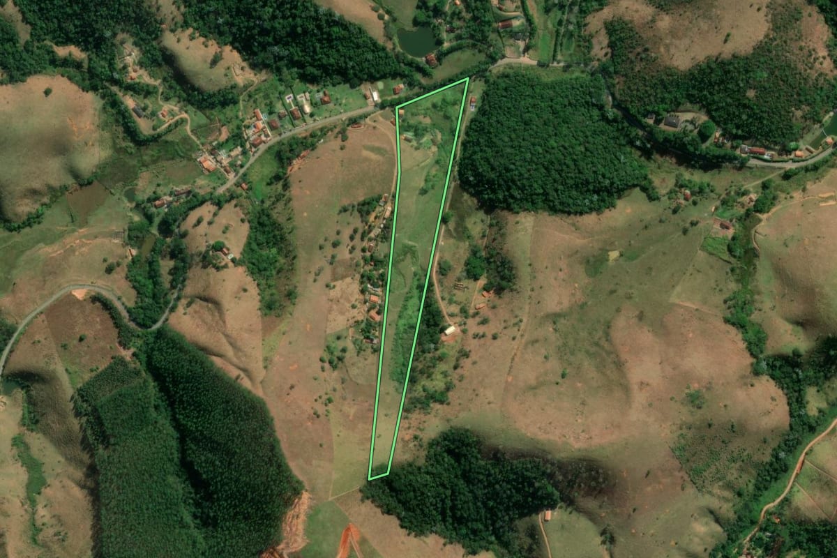 Imagem de satélite do imóvel rural em Monteiro Lobato (SP), com o contorno declarado no CAR desenhado por cima.