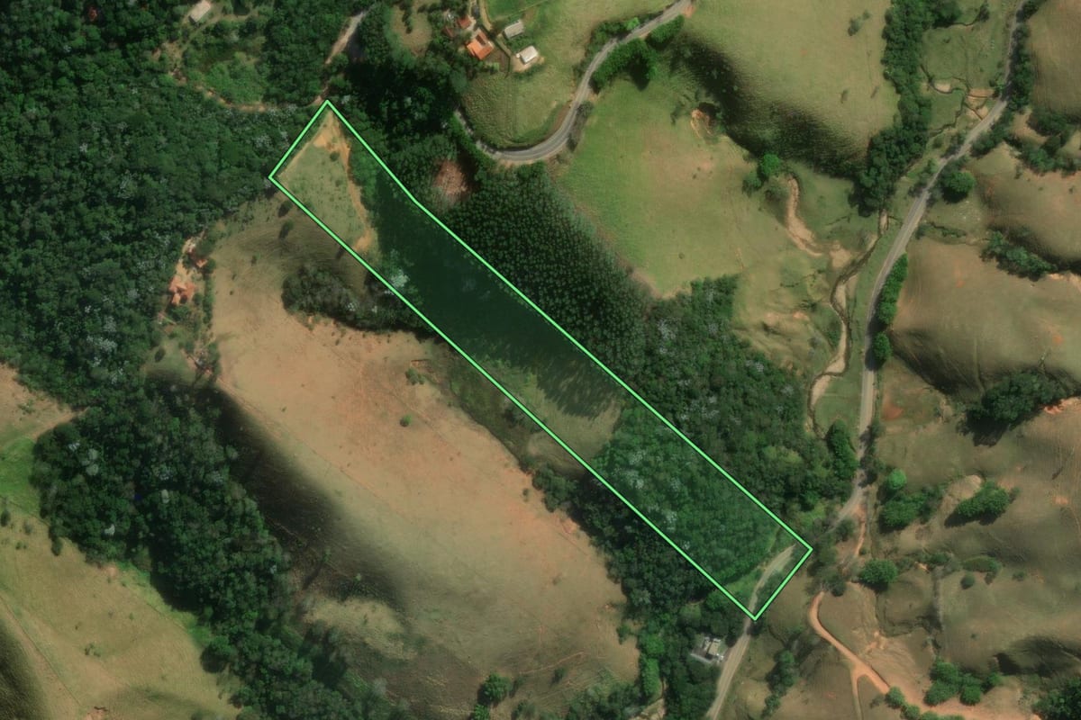 Imagem de satélite do imóvel rural em Monteiro Lobato (SP), com o contorno declarado no CAR desenhado por cima.