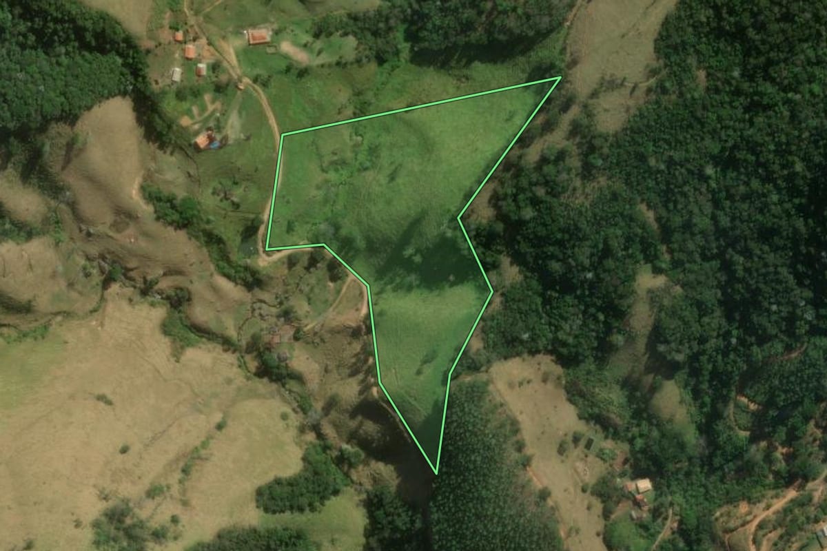 Imagem de satélite do imóvel rural em Monteiro Lobato (SP), com o contorno declarado no CAR desenhado por cima.