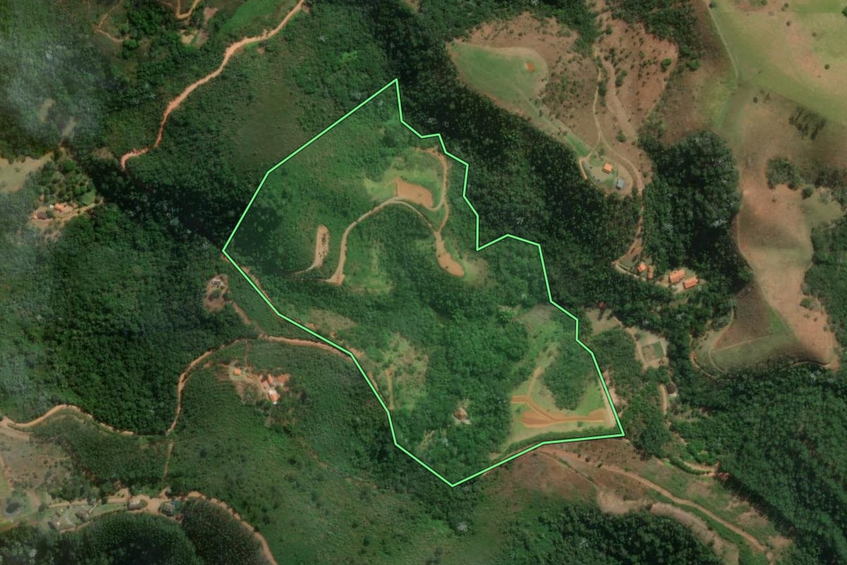 Imagem de satélite do imóvel rural em Monteiro Lobato (SP), com o contorno declarado no CAR desenhado por cima.