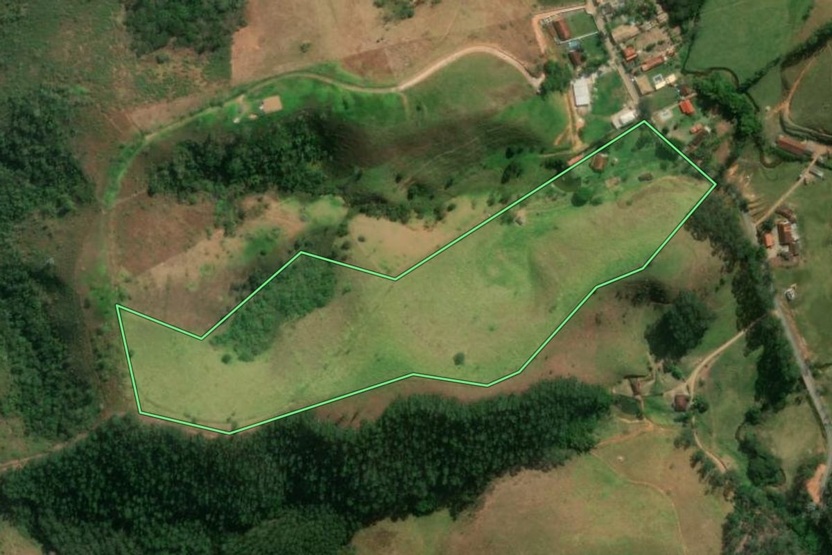 Imagem de satélite do imóvel rural em Monteiro Lobato (SP), com o contorno declarado no CAR desenhado por cima.